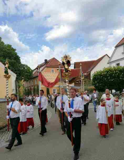 Fronleichnam Himmelträger